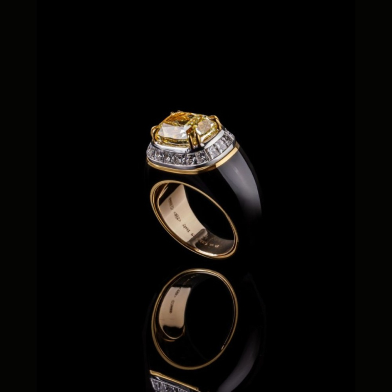 Giorgia, Enchanting Fancy Yellow cushion and princess-cut diamond